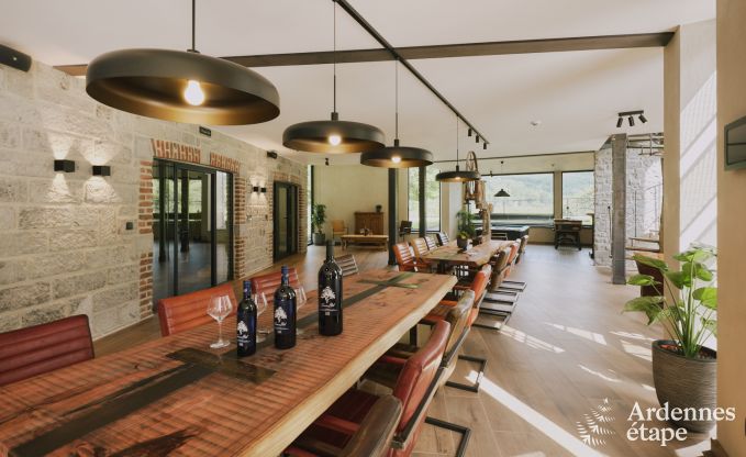 Luxueuze villa in Ereze met 9 slaapkamers, 9 badkamers, binnenzwembad, sauna en grote tuin voor 24 personen