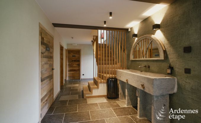 Luxueuze villa in Ereze met 9 slaapkamers, 9 badkamers, binnenzwembad, sauna en grote tuin voor 24 personen