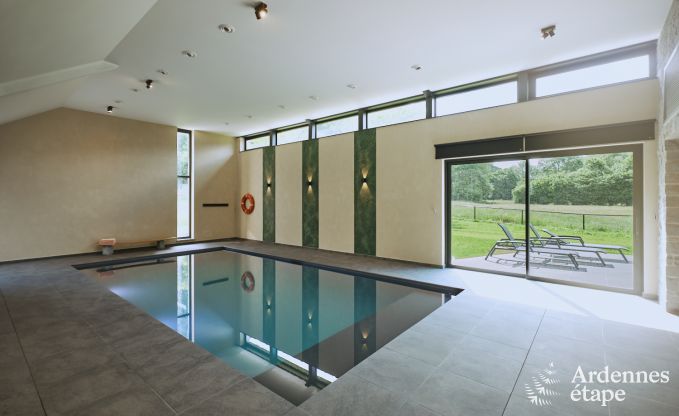 Luxueuze villa in Ereze met 9 slaapkamers, 9 badkamers, binnenzwembad, sauna en grote tuin voor 24 personen