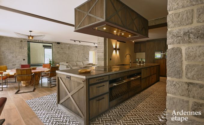 Luxueuze villa in Ereze met 9 slaapkamers, 9 badkamers, binnenzwembad, sauna en grote tuin voor 24 personen