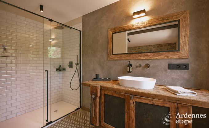 Luxueuze villa in Ereze met 9 slaapkamers, 9 badkamers, binnenzwembad, sauna en grote tuin voor 24 personen