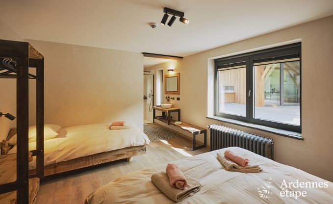 Luxueuze villa in Ereze met 9 slaapkamers, 9 badkamers, binnenzwembad, sauna en grote tuin voor 24 personen