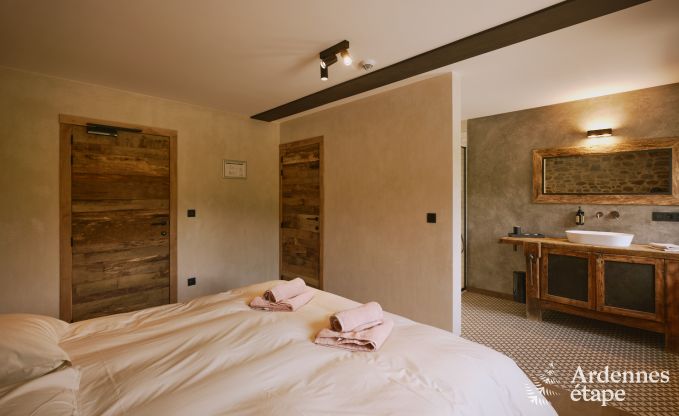 Luxueuze villa in Ereze met 9 slaapkamers, 9 badkamers, binnenzwembad, sauna en grote tuin voor 24 personen