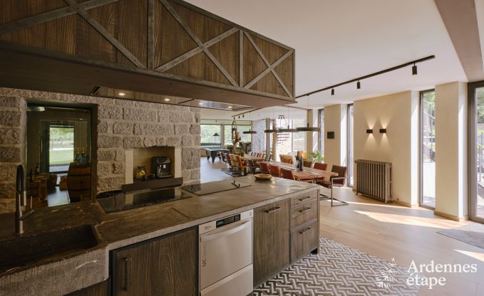 Luxueuze villa in Ereze met 9 slaapkamers, 9 badkamers, binnenzwembad, sauna en grote tuin voor 24 personen