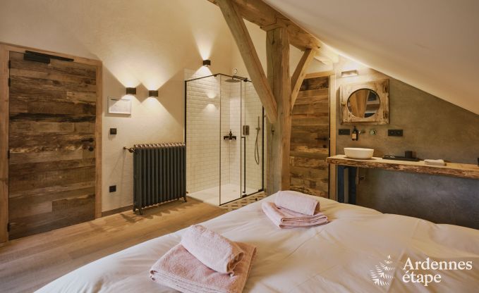 Luxueuze villa in Ereze met 9 slaapkamers, 9 badkamers, binnenzwembad, sauna en grote tuin voor 24 personen