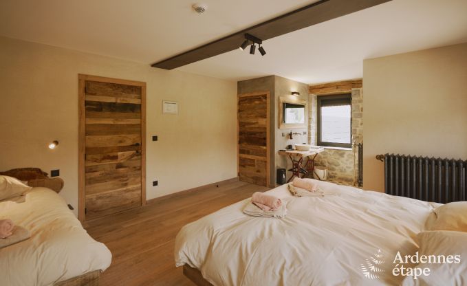 Luxueuze villa in Ereze met 9 slaapkamers, 9 badkamers, binnenzwembad, sauna en grote tuin voor 24 personen