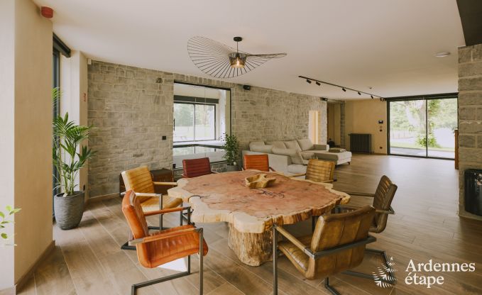 Luxueuze villa in Ereze met 9 slaapkamers, 9 badkamers, binnenzwembad, sauna en grote tuin voor 24 personen