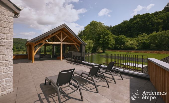 Luxueuze villa in Ereze met 9 slaapkamers, 9 badkamers, binnenzwembad, sauna en grote tuin voor 24 personen