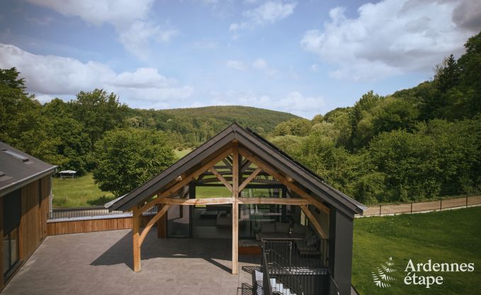 Luxueuze villa in Ereze met 9 slaapkamers, 9 badkamers, binnenzwembad, sauna en grote tuin voor 24 personen