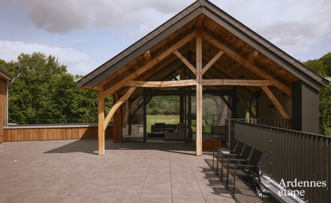 Luxueuze villa in Ereze met 9 slaapkamers, 9 badkamers, binnenzwembad, sauna en grote tuin voor 24 personen