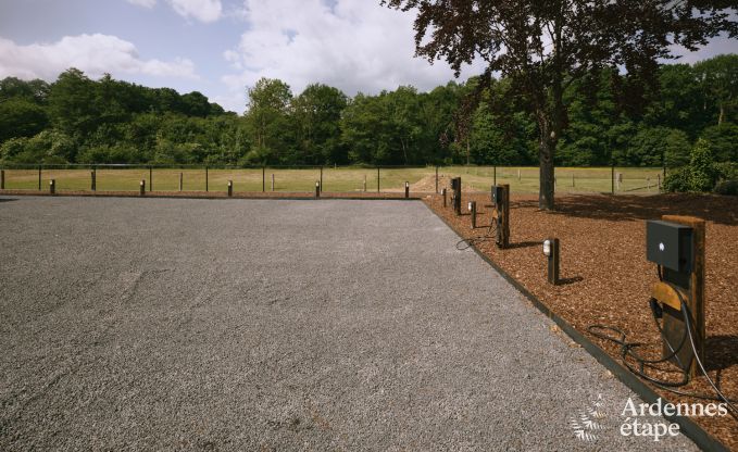 Luxueuze villa in Ereze met 9 slaapkamers, 9 badkamers, binnenzwembad, sauna en grote tuin voor 24 personen