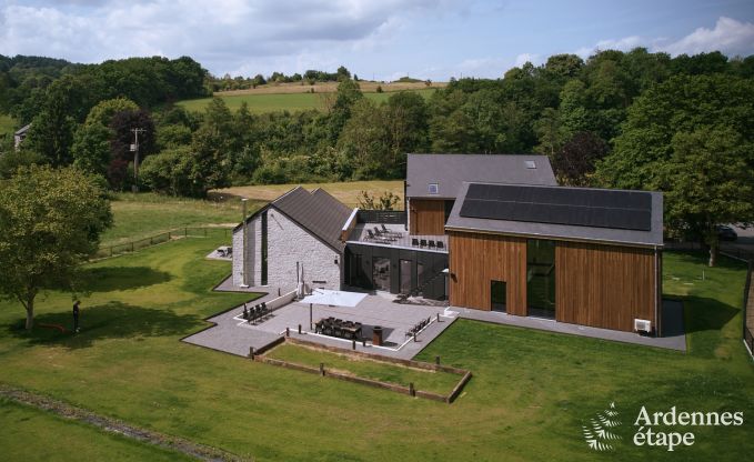 Luxueuze villa in Ereze met 9 slaapkamers, 9 badkamers, binnenzwembad, sauna en grote tuin voor 24 personen