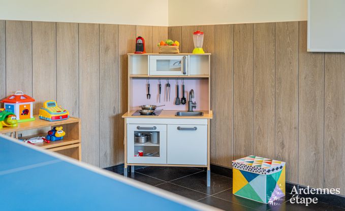 Ruim vakantiehuis voor 32 personen in Ferri�res met 12 slaapkamers, sauna, jacuzzi en speelvoorzieningen