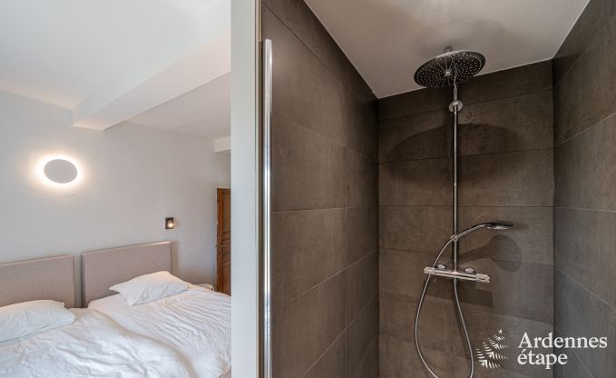 Kasteel in Froidchapelle voor 19 personen met 5 tweepersoonskamers met eigen badkamer