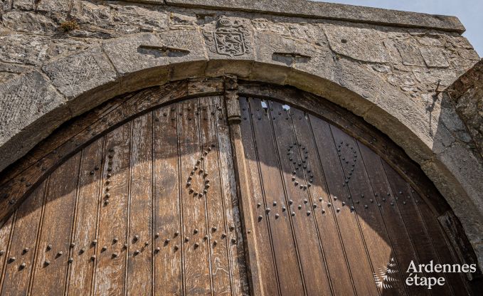 Kasteel in Froidchapelle voor 19 personen met 5 tweepersoonskamers met eigen badkamer