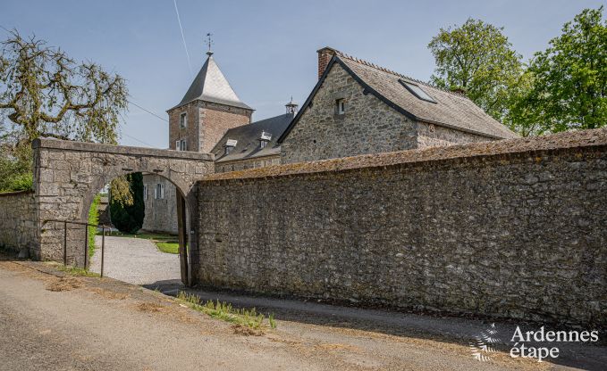 Kasteel in Froidchapelle voor 19 personen met 5 tweepersoonskamers met eigen badkamer