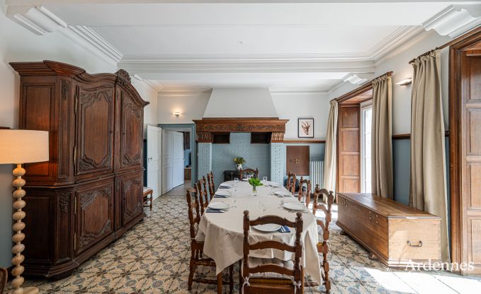 Kasteel in Froidchapelle voor 19 personen met 5 tweepersoonskamers met eigen badkamer