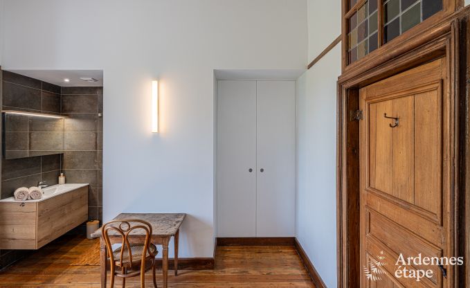 Kasteel in Froidchapelle voor 19 personen met 5 tweepersoonskamers met eigen badkamer