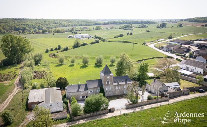 Kasteel in Froidchapelle voor 19 personen met 5 tweepersoonskamers met eigen badkamer