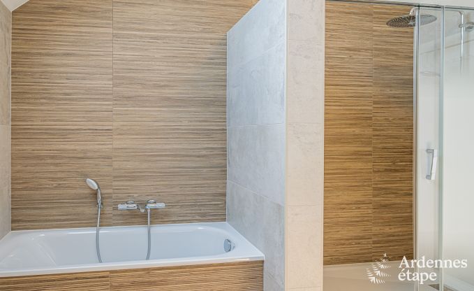 Kasteel in Froidchapelle voor 19 personen met 5 tweepersoonskamers met eigen badkamer