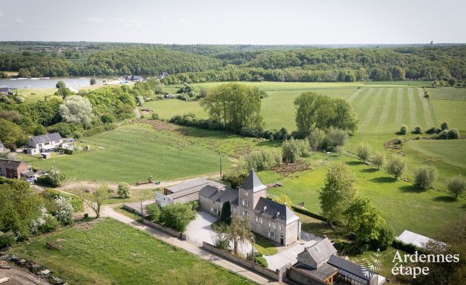 Kasteel in Froidchapelle voor 19 personen met 5 tweepersoonskamers met eigen badkamer