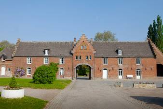 Bijgebouw van een kasteel in Gembloux, 11 slaapkamers, sauna, prachtige omgeving, 23 personen