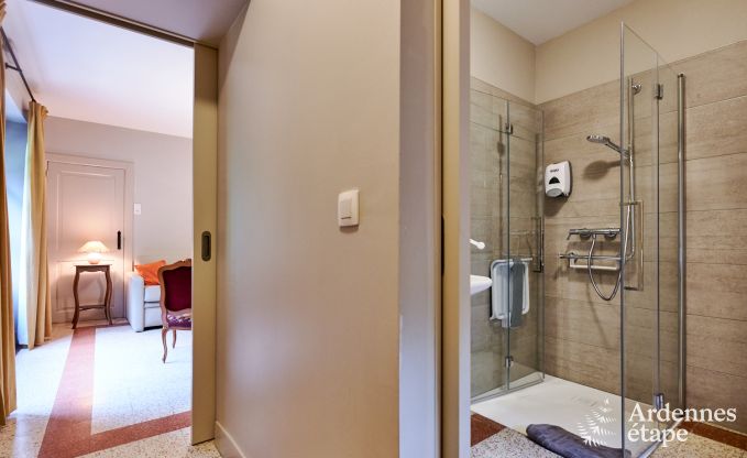 Ruim vakantiehuis voor 14 personen met 5 slaapkamers, 4 badkamers en grote priv�tuin in Hamoir, Ardennen