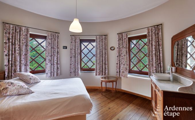 Ruim vakantiehuis voor 14 personen met 5 slaapkamers, 4 badkamers en grote priv�tuin in Hamoir, Ardennen