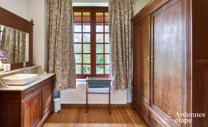 Ruim vakantiehuis voor 14 personen met 5 slaapkamers, 4 badkamers en grote priv�tuin in Hamoir, Ardennen