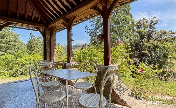 Ruim vakantiehuis voor 14 personen met 5 slaapkamers, 4 badkamers en grote priv�tuin in Hamoir, Ardennen