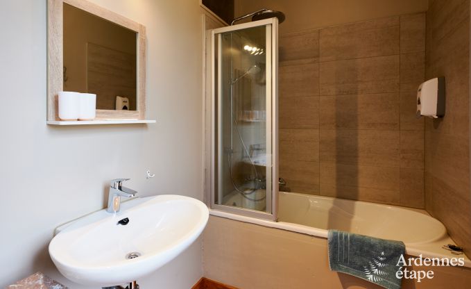 Ruim vakantiehuis voor 14 personen met 5 slaapkamers, 4 badkamers en grote priv�tuin in Hamoir, Ardennen