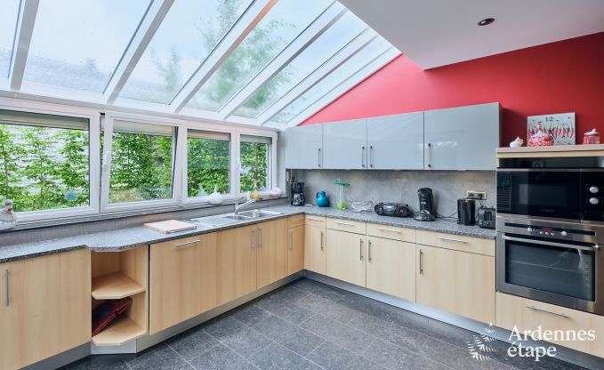 Ruime vakantiehuis bestaand uit twee aan elkaar geschakelde gebouwen in Han-sur-Lesse voor 13 personen met binnenzwembad