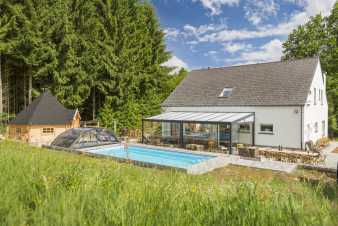 Luxe villa met buitenzwembad voor 14 personen in Houffalize in de Ardennen