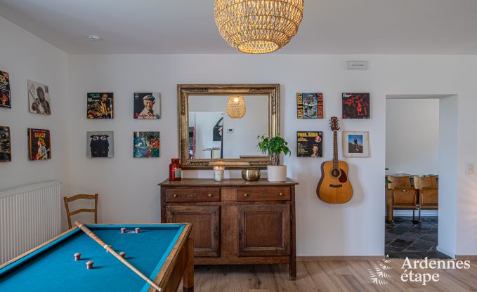 Ruim vakantiehuis voor 12 personen met 4 slaapkamers, 3 badkamers, jacuzzi, speelruimte en tuin