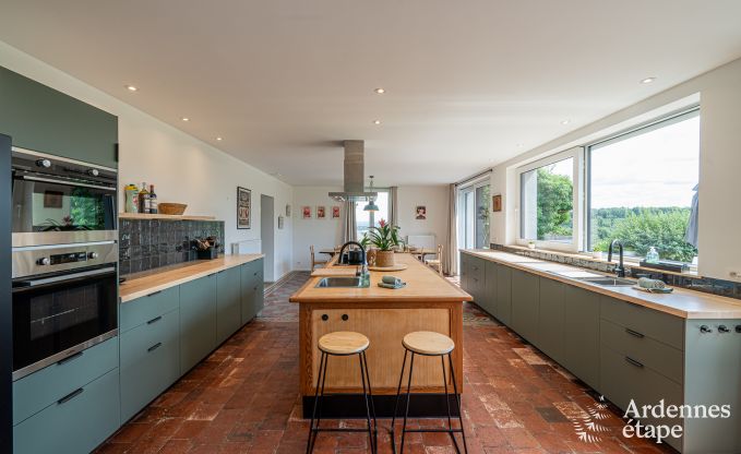 Ruim vakantiehuis voor 12 personen met 4 slaapkamers, 3 badkamers, jacuzzi, speelruimte en tuin