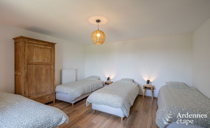 Ruim vakantiehuis voor 12 personen met 4 slaapkamers, 3 badkamers, jacuzzi, speelruimte en tuin