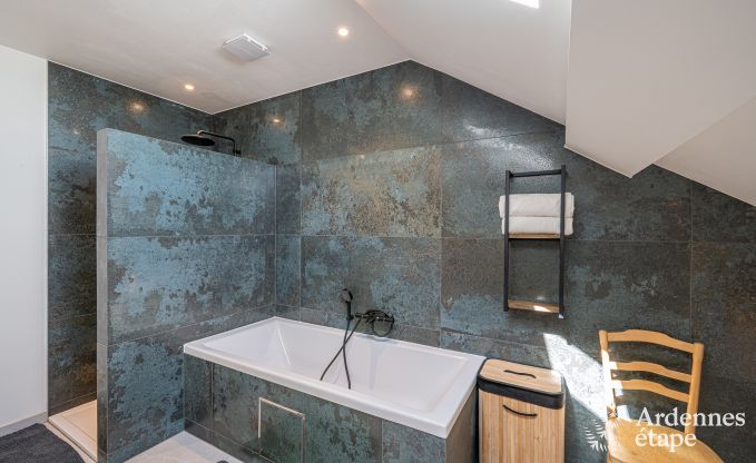 Ruim vakantiehuis voor 12 personen met 4 slaapkamers, 3 badkamers, jacuzzi, speelruimte en tuin