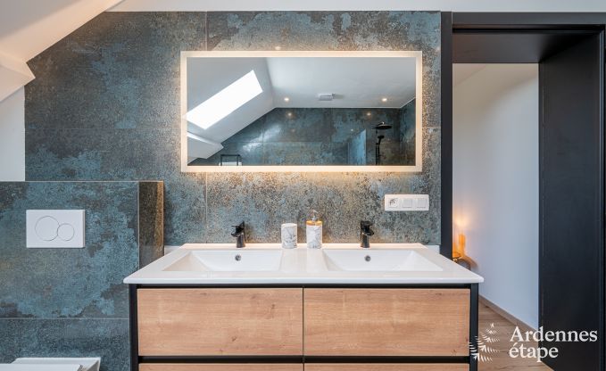 Ruim vakantiehuis voor 12 personen met 4 slaapkamers, 3 badkamers, jacuzzi, speelruimte en tuin