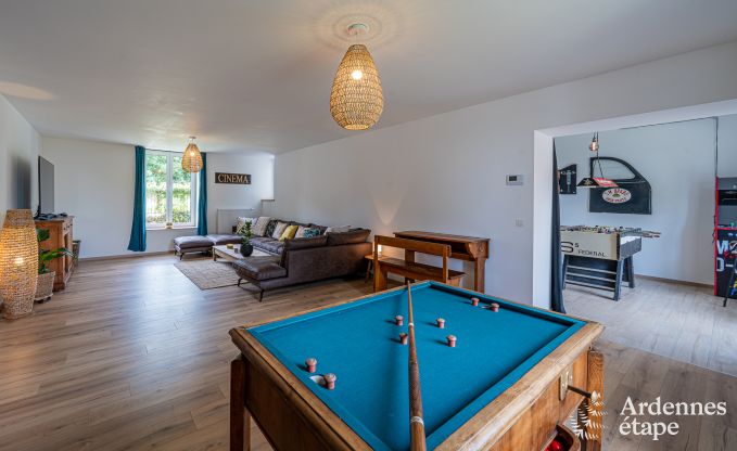 Ruim vakantiehuis voor 12 personen met 4 slaapkamers, 3 badkamers, jacuzzi, speelruimte en tuin