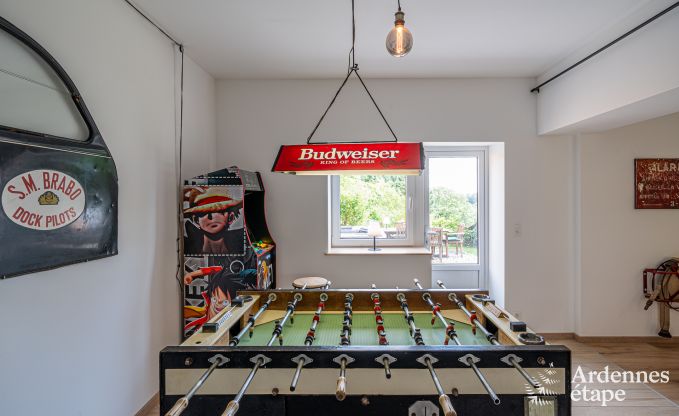 Ruim vakantiehuis voor 12 personen met 4 slaapkamers, 3 badkamers, jacuzzi, speelruimte en tuin