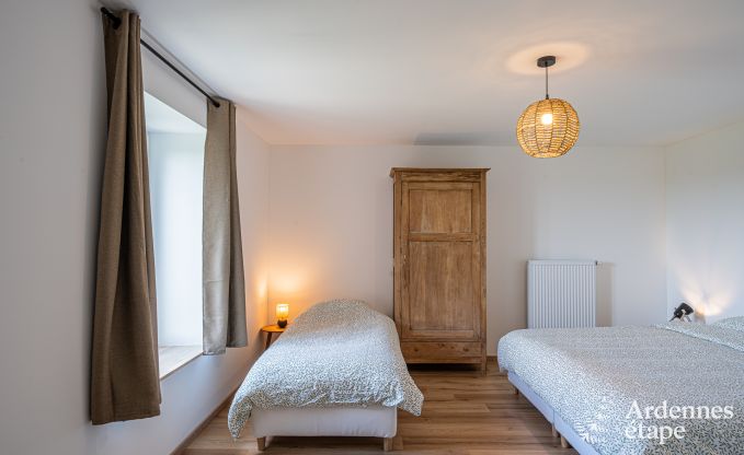 Ruim vakantiehuis voor 12 personen met 4 slaapkamers, 3 badkamers, jacuzzi, speelruimte en tuin