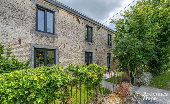 Ruim vakantiehuis voor 12 personen met 4 slaapkamers, 3 badkamers, jacuzzi, speelruimte en tuin