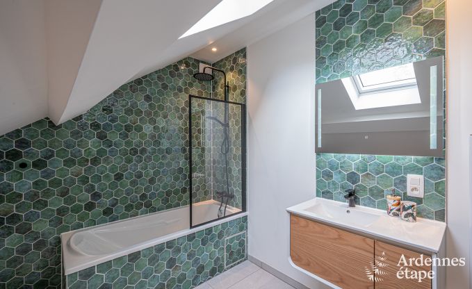 Ruim vakantiehuis voor 12 personen met 4 slaapkamers, 3 badkamers, jacuzzi, speelruimte en tuin