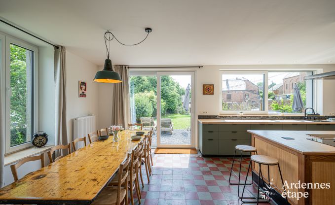 Ruim vakantiehuis voor 12 personen met 4 slaapkamers, 3 badkamers, jacuzzi, speelruimte en tuin