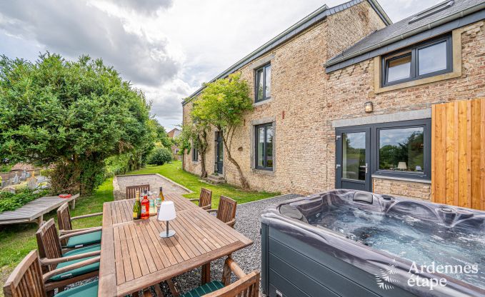 Ruim vakantiehuis voor 12 personen met 4 slaapkamers, 3 badkamers, jacuzzi, speelruimte en tuin