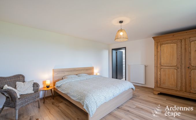 Ruim vakantiehuis voor 12 personen met 4 slaapkamers, 3 badkamers, jacuzzi, speelruimte en tuin