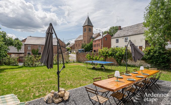 Ruim vakantiehuis voor 12 personen met 4 slaapkamers, 3 badkamers, jacuzzi, speelruimte en tuin