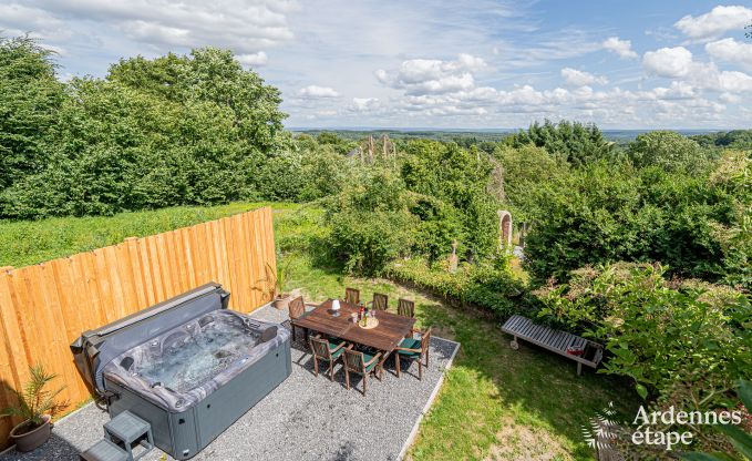 Ruim vakantiehuis voor 12 personen met 4 slaapkamers, 3 badkamers, jacuzzi, speelruimte en tuin