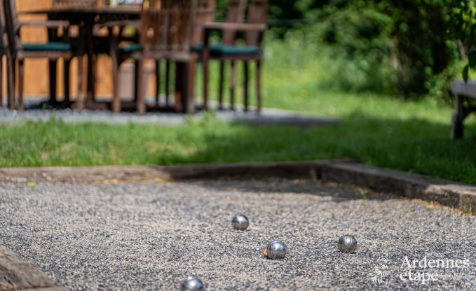 Ruim vakantiehuis voor 12 personen met 4 slaapkamers, 3 badkamers, jacuzzi, speelruimte en tuin