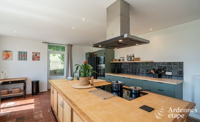 Ruim vakantiehuis voor 12 personen met 4 slaapkamers, 3 badkamers, jacuzzi, speelruimte en tuin